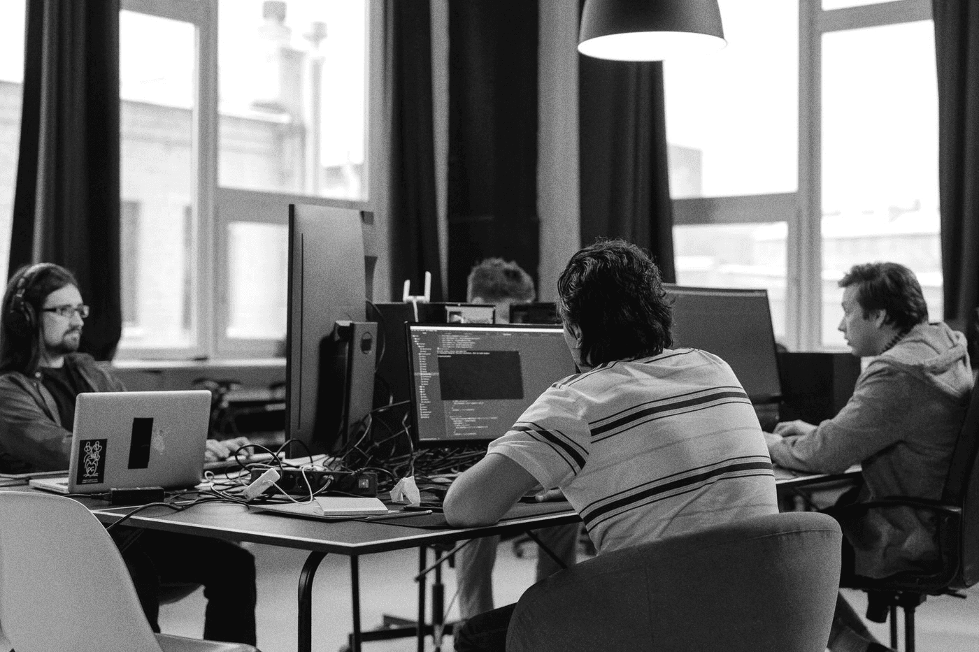Ingénieurs au travail devant leurs écrans dans un bureau.