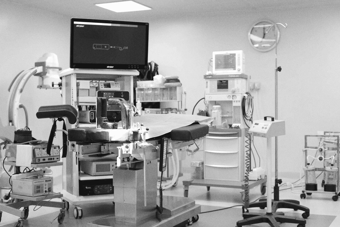 Bloc opératoire équipé de matériel médical de pointe.