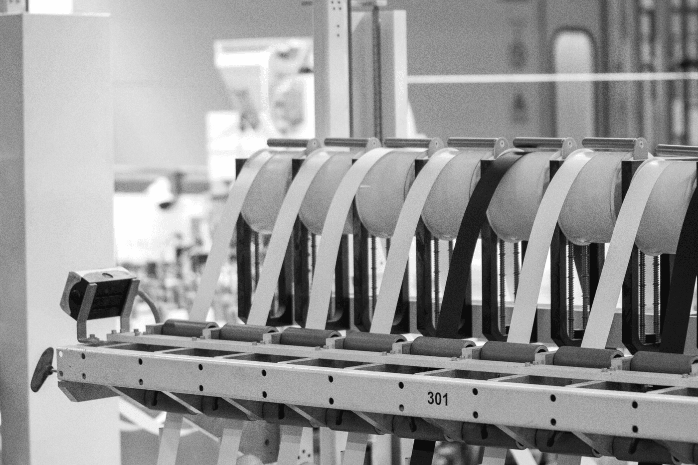 Machine industrielle en fonctionnement sur une ligne de production.