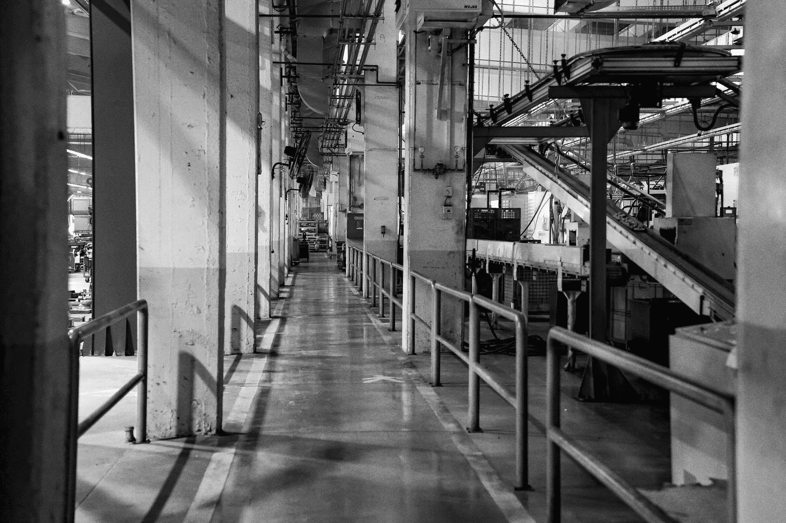 Intérieur d’une usine moderne, ligne de production automatisée.