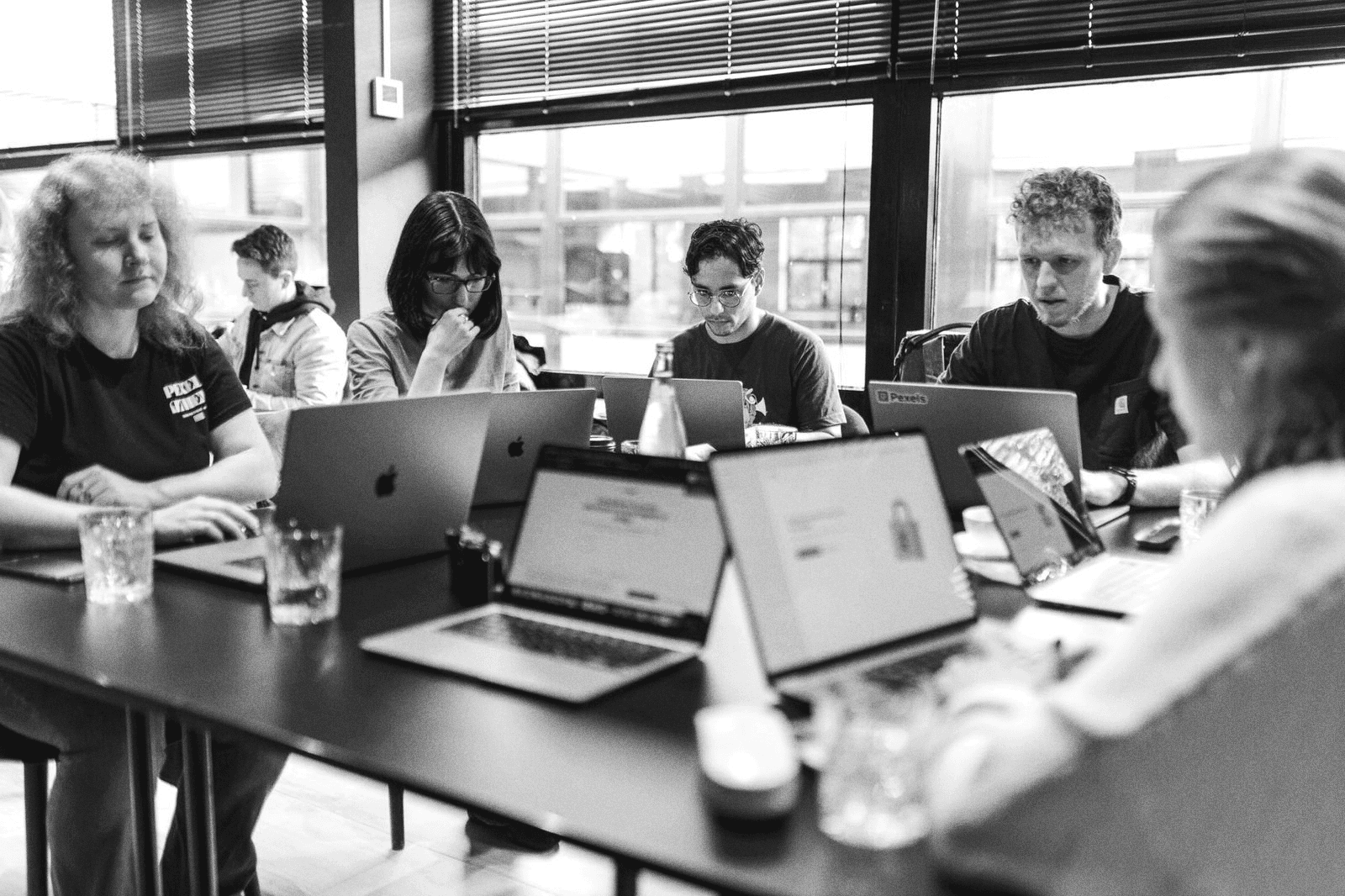 Équipe réunie autour d’une table de travail, session de cadrage.